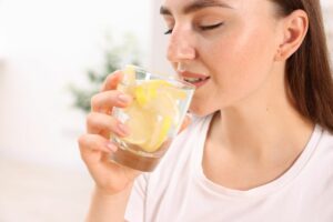 ¿Es bueno tomar agua de mar con limón en ayunas?